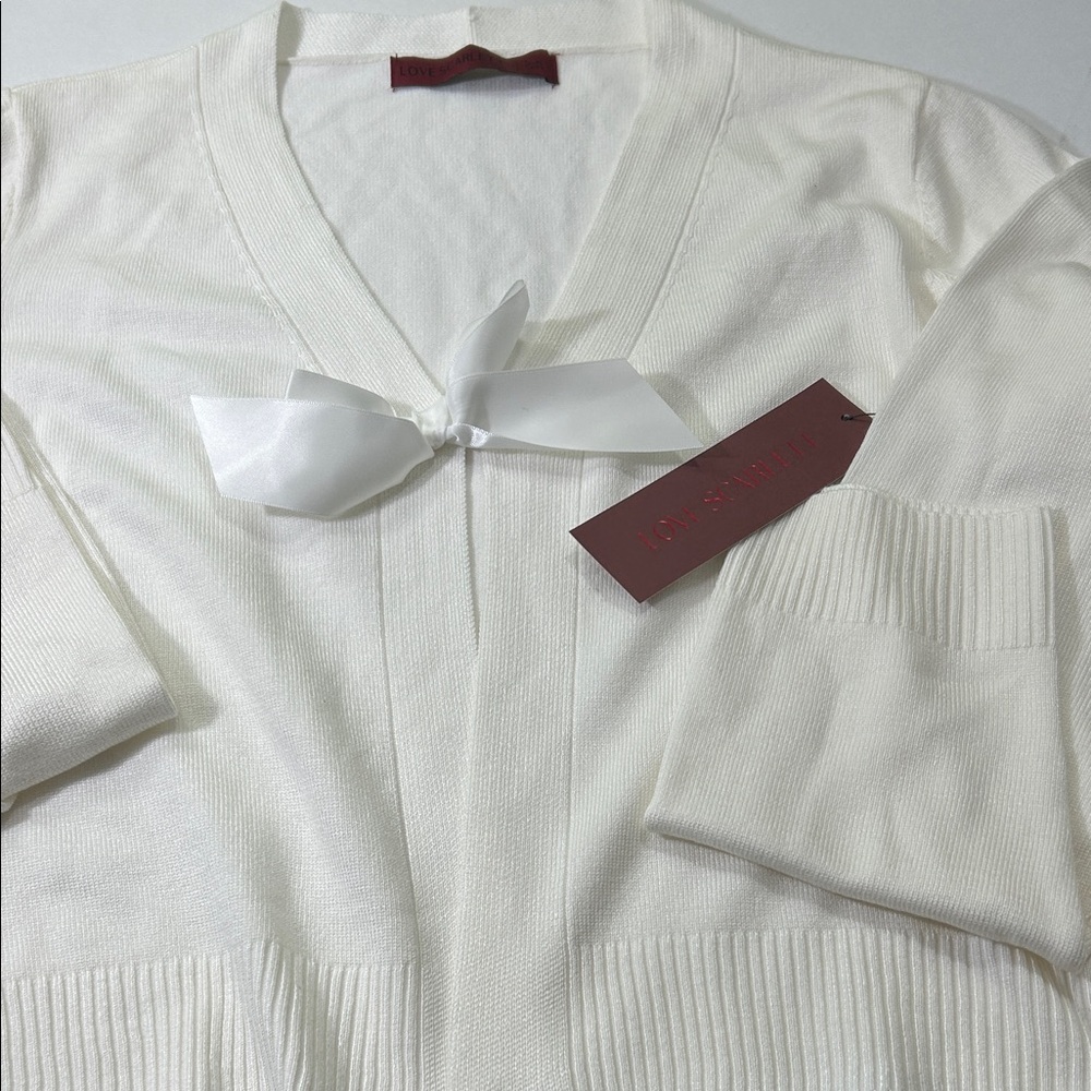 Elegant Women's V-Neck Sweater in Cream - Picture 14 of 16